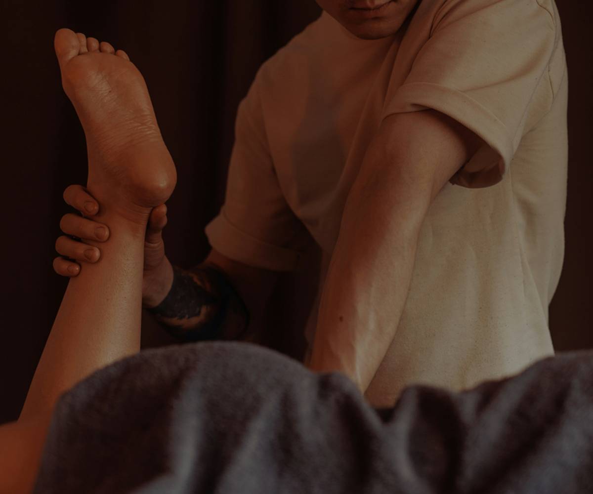 Infographic showing layers of foot skin vs. facial skin, highlighting lack of oil glands and thicker stratum corneum on soles